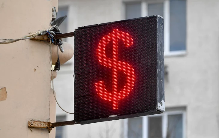 Курс доллара на Мосбирже поднялся выше 90 рублей Курс доллара на Мосбирже поднялся выше 90 рублей