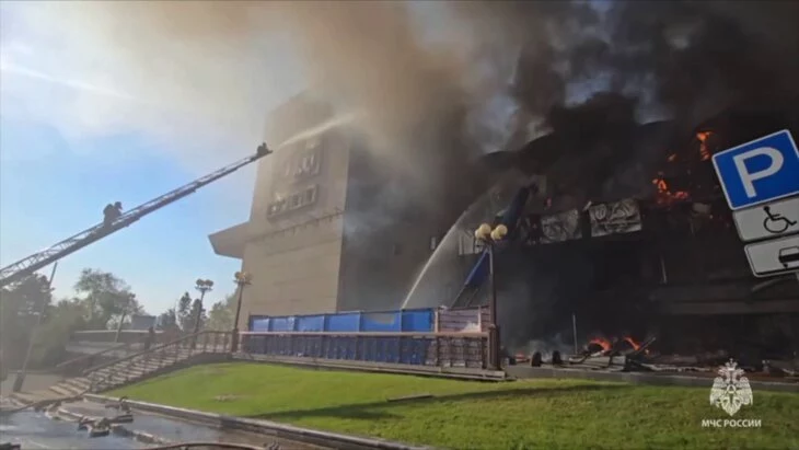 Обрушение кровли над фойе произошло в горящем театре Хабаровска Обрушение кровли над фойе произошло в горящем театре Хабаровска