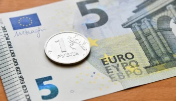 Курс евро упал ниже 99 рублей впервые с 15 февраля