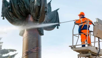 Более 1,1 тыс памятников промоют в Москве перед зимой