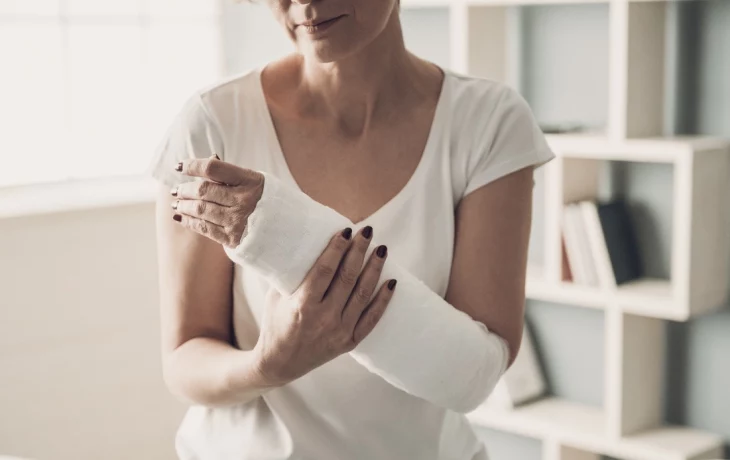 «Перелом при подъеме сумки»: чем опасен постменопаузальный остеопороз «Перелом при подъеме сумки»: чем опасен постменопаузальный остеопороз