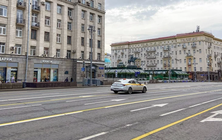 Временную разметку для техники нанесли на Тверской улице к параду Победы Временную разметку для техники нанесли на Тверской улице к параду Победы