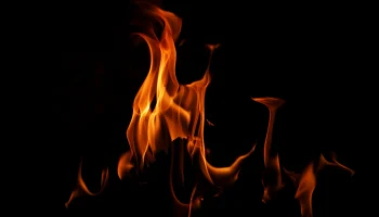 Пожар произошел в жилом доме старой постройки на Татарской улице в центре Москвы