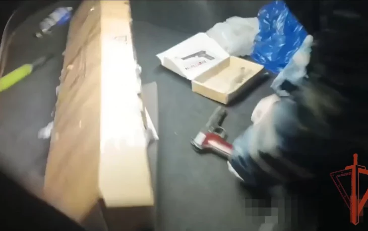 Москвича с автоматом Калашникова в руках задержали на Минусинской улице