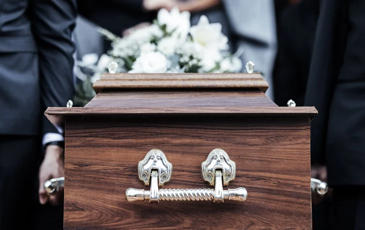 Священник рассказал, что можно и чего нельзя класть в гроб умершего