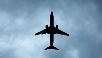 Летевший из Сургута в Москву самолет сел в Перми из-за агрессивного пассажира