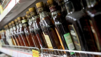 Россиянам объяснили, как не нарваться на поддельный алкоголь перед Новым годом