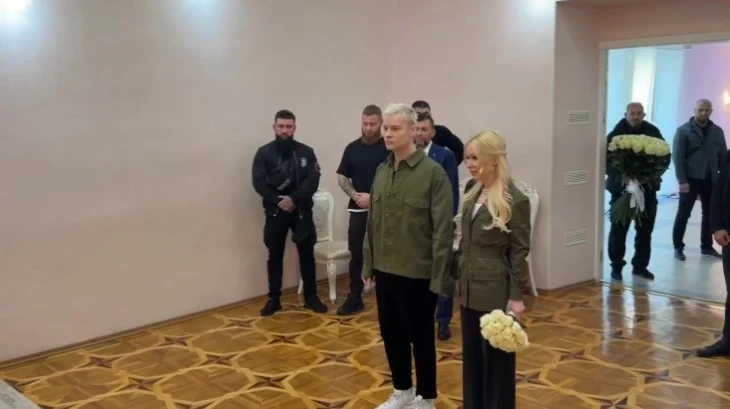 Певец SHAMAN и Мизулина расписались в Донецке Певец SHAMAN и Мизулина расписались в Донецке