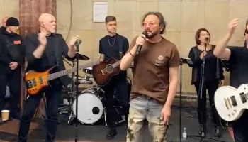 Певец Стас Михайлов поздравил москвичек выступлением на станции &laquo;Курская&raquo;