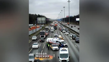 Такси врезалось в две столкнувшиеся машины в Москве