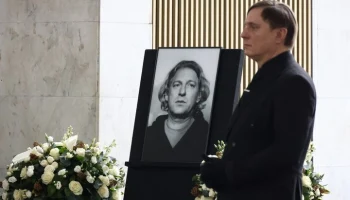 Прощание с режиссером Олейниковым началось на Троекуровском кладбище