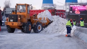 Работы по погрузке и вывозу снега организованы на улицах Москвы