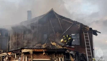 Кровля частного дома загорелась в ТиНАО на площади 100 квадратных метров