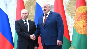 Путин вручил Лукашенко орден Святого апостола Андрея Первозванного