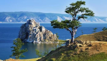 На Байкале двое туристов сорвались со скалы, убегая от медведя