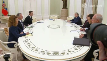 &laquo;Царьград&raquo; заметил статуи четырех правителей России на встрече Путина и Уиткоффа