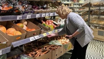 Депутат Мосгордумы Людмила Гусева проверила соблюдение правил торговли в Южном Бутове