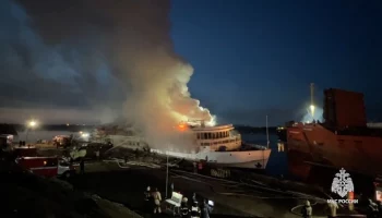 Пожарные полностью потушили возгорание на теплоходе в Архангельске