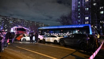 СК: автобус не уступил дорогу пожарной машине и спровоцировал крупное ДТП в Москве