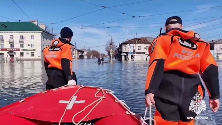 В Оренбурге подтопило еще 800 домов и 1 800 участков за сутки В Оренбурге подтопило еще 800 домов и 1 800 участков за сутки