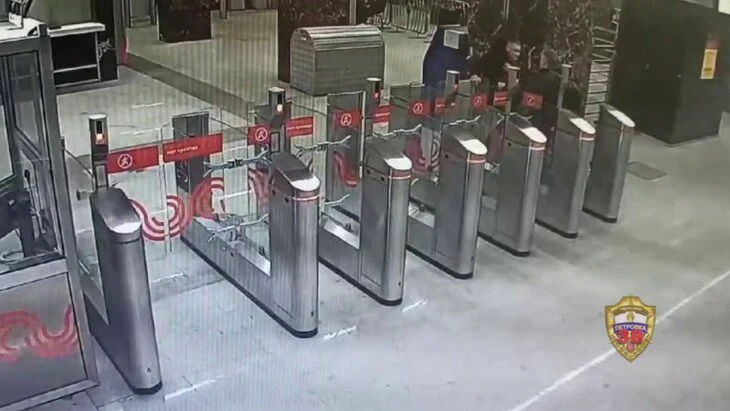 Москвич ударил пассажира метро, запретившего пройти без билета Москвич ударил пассажира метро, запретившего пройти без билета