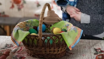 Эксперты назвали 11 бюджетных способов покрасить яйца на Пасху без химии