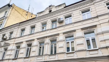 В Казарменном переулке проходят работы по капитальному ремонту исторического дома, возведенного в не