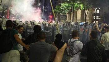 Более 60 граждан и 16 полицейских пострадали при ночных беспорядках в Сербии