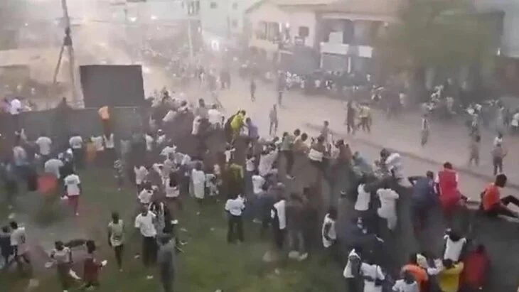 Десятки человек погибли в столкновениях на футбольном матче в Гвинее Десятки человек погибли в столкновениях на футбольном матче в Гвинее