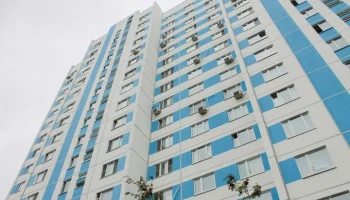 В Москве обновлены фасады 160 панельных домов позднесоветских серий