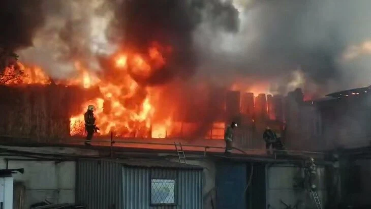 Склад торгового оборудования загорелся в подмосковном Раменском Склад торгового оборудования загорелся в подмосковном Раменском