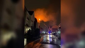 Два частных дома загорелись в Подмосковье после удара молнии