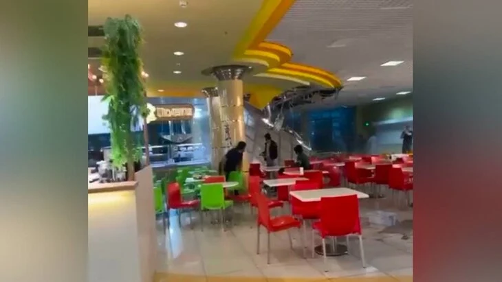 Потолок рухнул в торговом центре в Нягани из-за сильного ливня Потолок рухнул в торговом центре в Нягани из-за сильного ливня