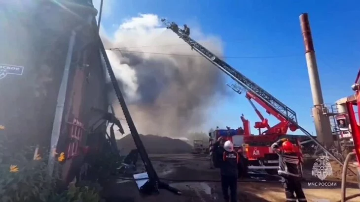 Пожар в ангаре в Ярославской области полностью ликвидирован Пожар в ангаре в Ярославской области полностью ликвидирован