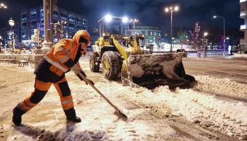 Городские службы Москвы в цикличном режиме очищают дороги и тротуары от снега