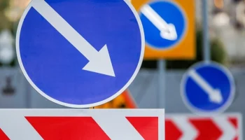 Движение перекрыто по 2-й Институтской улице Москвы из-за упавшего дерева