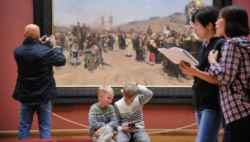 Сняться рядом с шедевром