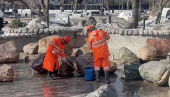 Специалисты промыли фонтан "Поющий журавль" в ЦАО