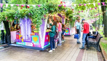 Пионерские значки и знамена: что можно найти на винтажном маркете в Москве