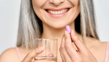 Врач назвала три лучших витамина, которые облегчат жизнь в период менопаузы