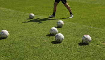 Болбоям запретили возвращать футболистам мяч во время матчей