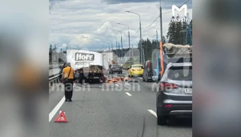 Mash: фура с алкоголем перевернулась на ЦКАД в Подмосковье