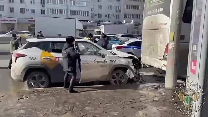 Суд арестовал водителя, сбившего людей на остановке в Казани Суд арестовал водителя, сбившего людей на остановке в Казани