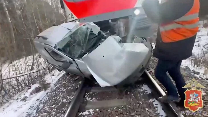 Компенсационный автобус отправлен за пассажирами попавшего в ДТП поезда в Дубне Компенсационный автобус отправлен за пассажирами попавшего в ДТП поезда в Дубне