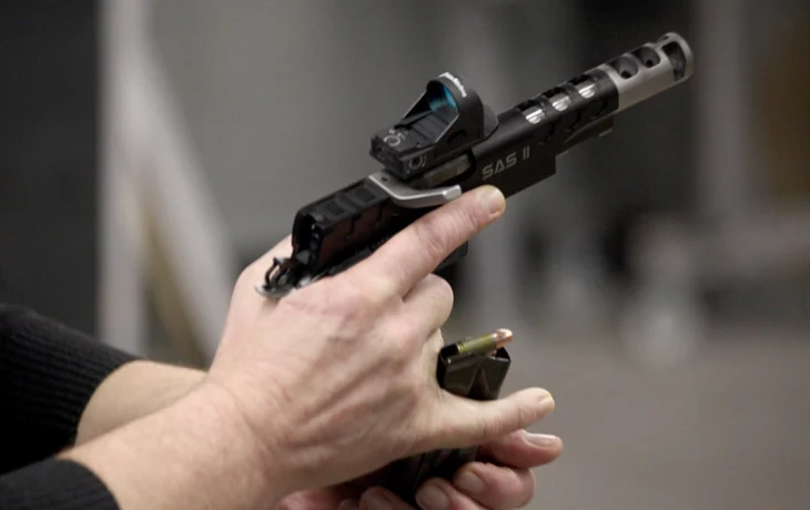 Москвич выстрелил в голову соседке через дверной глазок из-за шума Москвич выстрелил в голову соседке через дверной глазок из-за шума