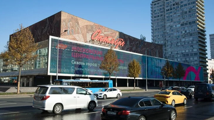 РИА Новости: кинотеатр "Октябрь" на Новом Арбате эвакуировали РИА Новости: кинотеатр "Октябрь" на Новом Арбате эвакуировали