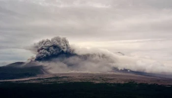 Вулкан Шивелуч на Камчатке выбросил столб пепла высотой 5 км