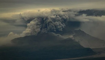 Вулкан Шивелуч на Камчатке выбросил столб пепла на высоту 6,2 км