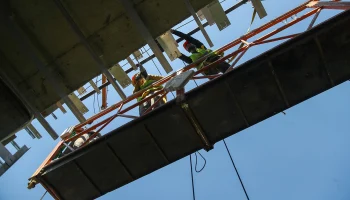 Владимир Ефимов: Строители завершают возведение четвертой башни надземного пешеходного перехода на с Владимир Ефимов: Строители завершают возведение четвертой башни надземного пешеходного перехода на с