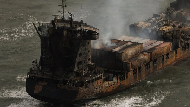 Экипаж контейнеровоза Solong, столкнувшегося с судном у берегов Британии, жив Экипаж контейнеровоза Solong, столкнувшегося с судном у берегов Британии, жив